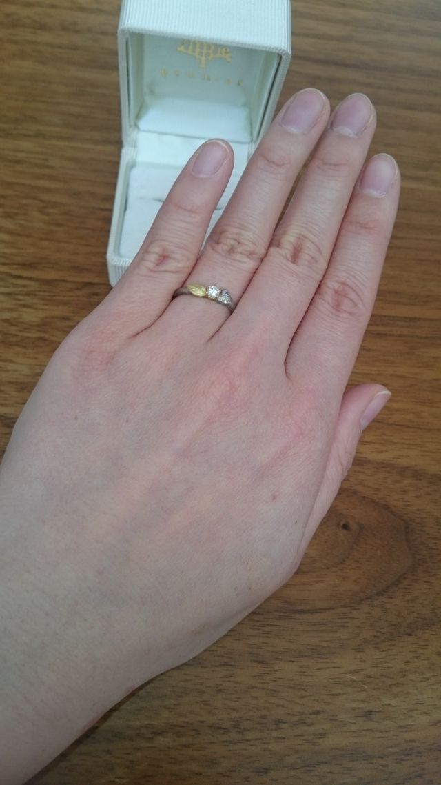 婚約指輪着用時。小さなダイヤがかわいい。
