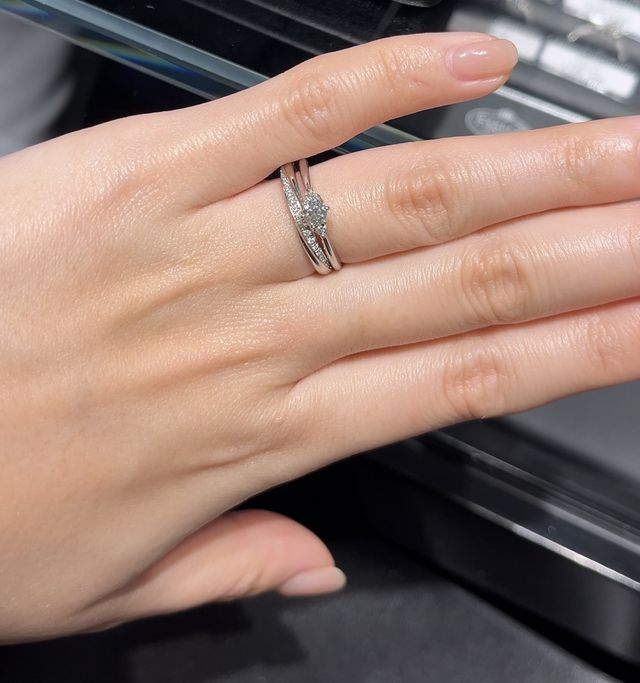 婚約指輪と合わせてみました