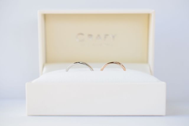 出来上がった結婚指輪を綺麗な写真にしていただきました。