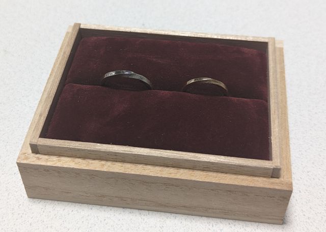 捻りを入れた部分を槌目加工にしていただきました。