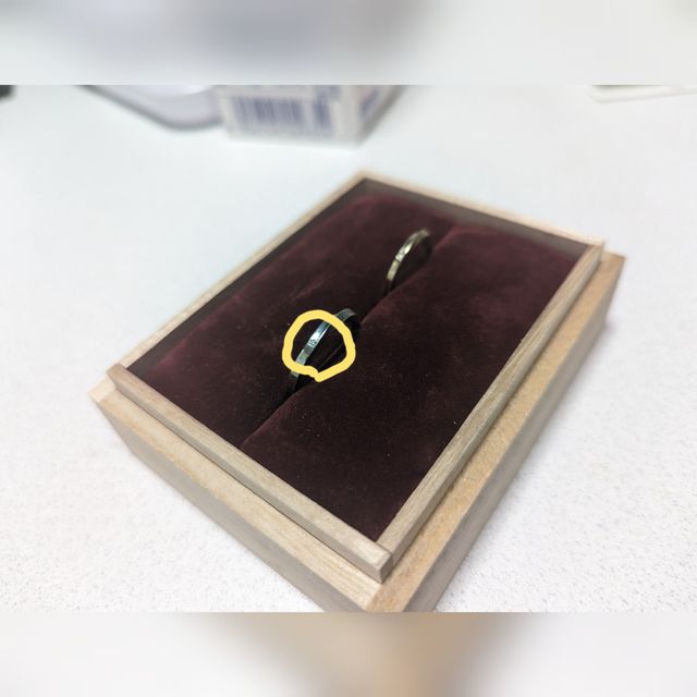 見辛いですが、小さなダイヤを埋め込んでいます。