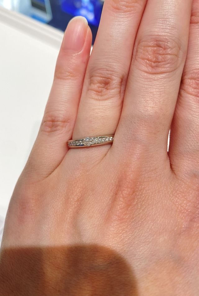 中央の大粒のダイヤが綺麗です。