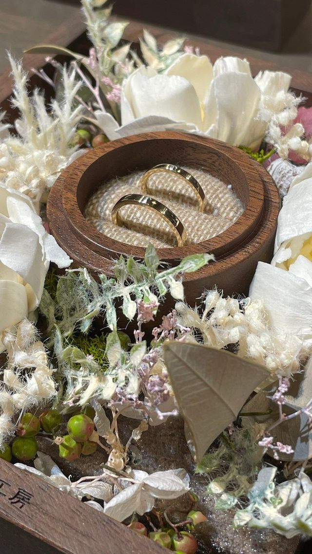 結婚指輪。ダイヤや刻印を入れてもらって完成です。