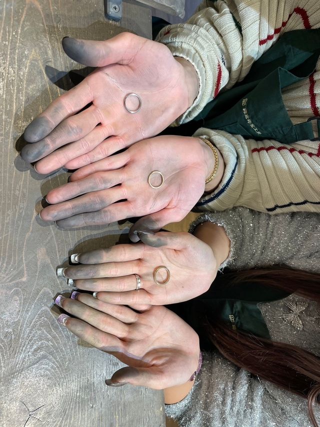 作った指輪と頑張った手を撮影してもらいました。