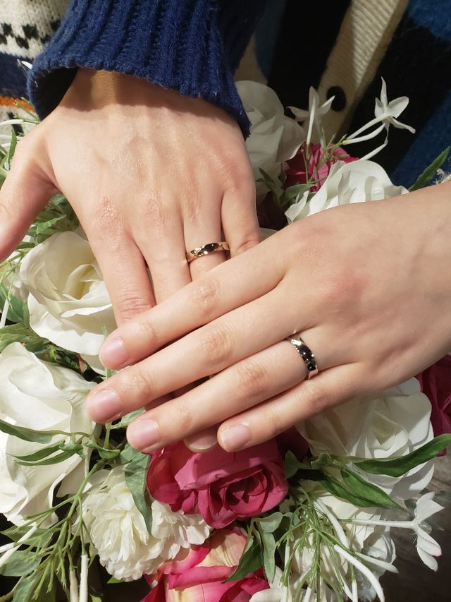 完成した指輪を初めてつけた時の写真