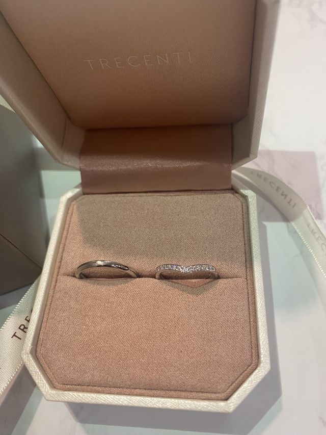 ２つの指輪です。箱も可愛いです。