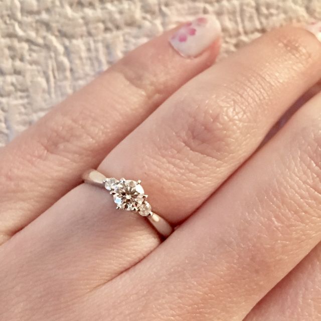 ダイアモンドと周りのメレダイアが可愛らしくお気に入りです♪