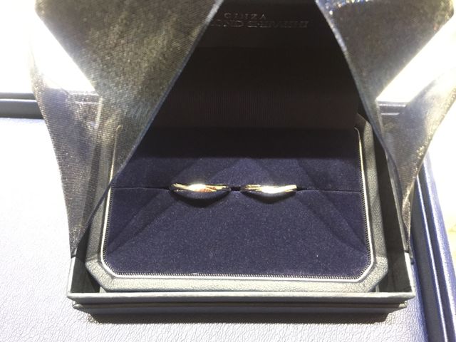 軽くV字で片側にダイヤが並んでいる。