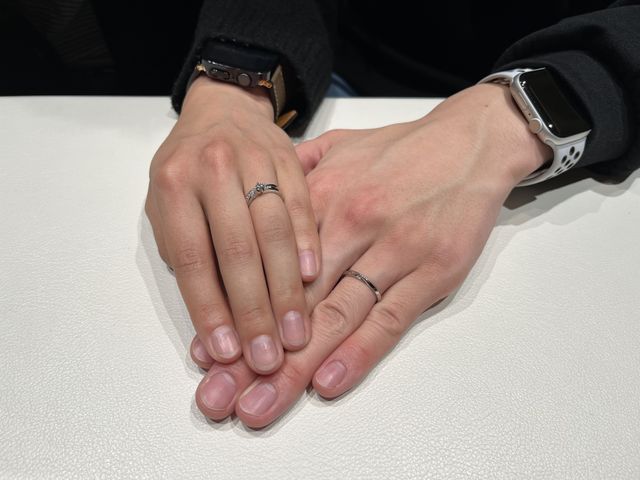 男性は結構指輪
女性は結婚指輪と婚約指輪の重ね付け