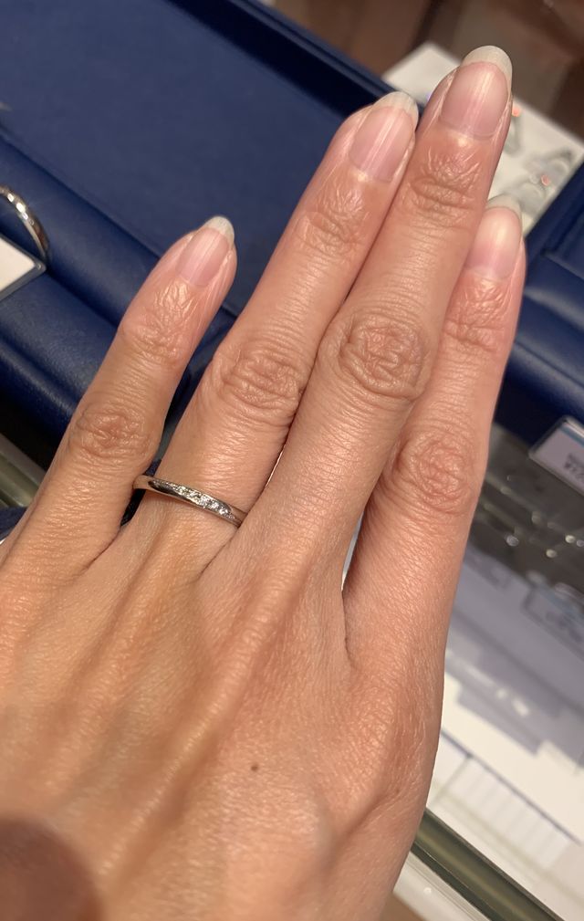 指輪を試着させてもらったときの写真