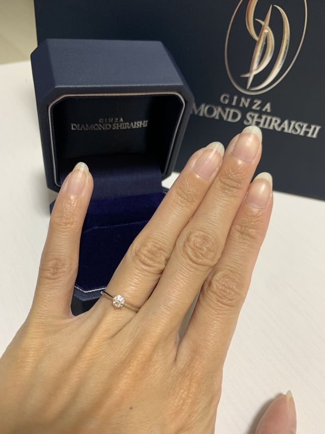 指輪を購入後、着用しているときの写真