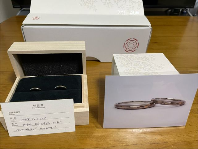 外側は木目調の指輪いぶし仕上げ
内側はプラチナでダイヤの内石