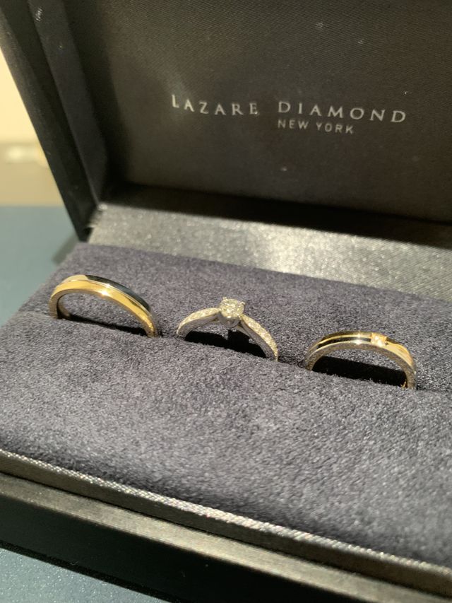 中央のリングは同ブランドの別の商品です