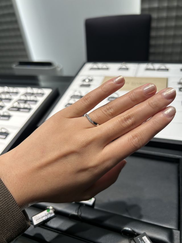 v字ラインのプラチナの指輪を探していただきました。