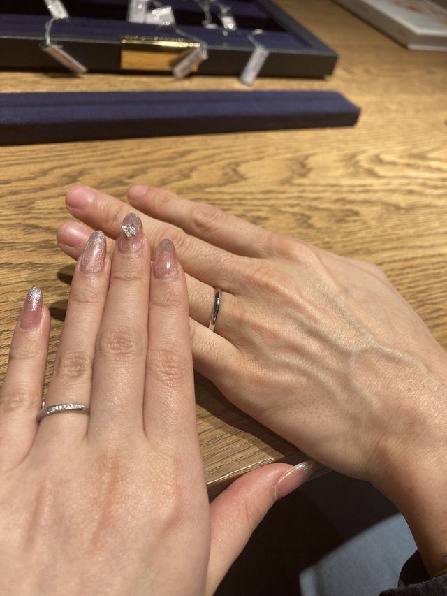 斜めにダイヤモンドが入ったデザインが気に入りました。