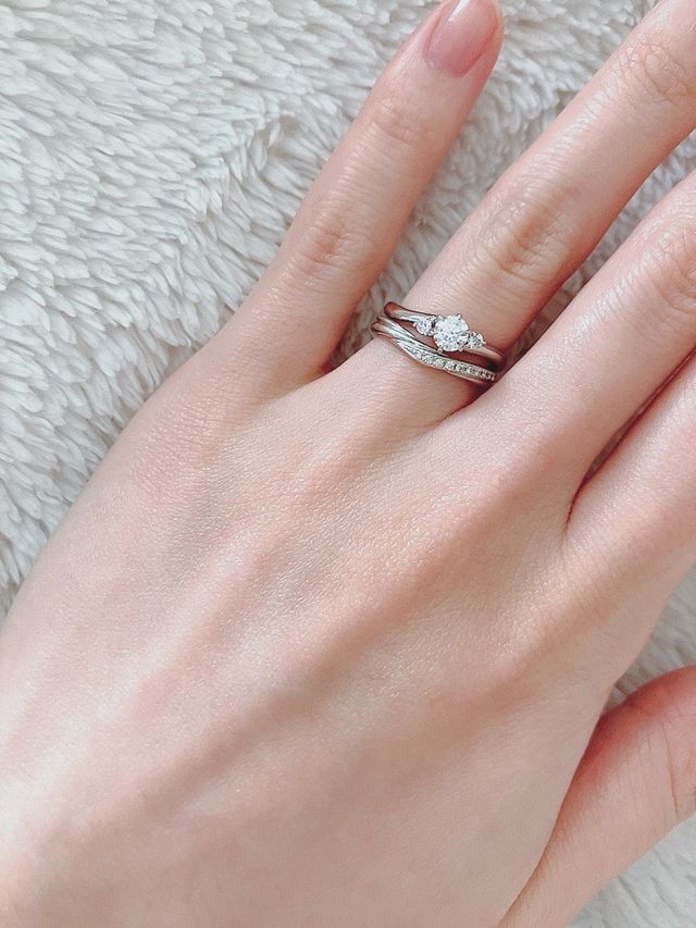 結婚指輪との重ね付け(上につけているのが婚約指輪です)