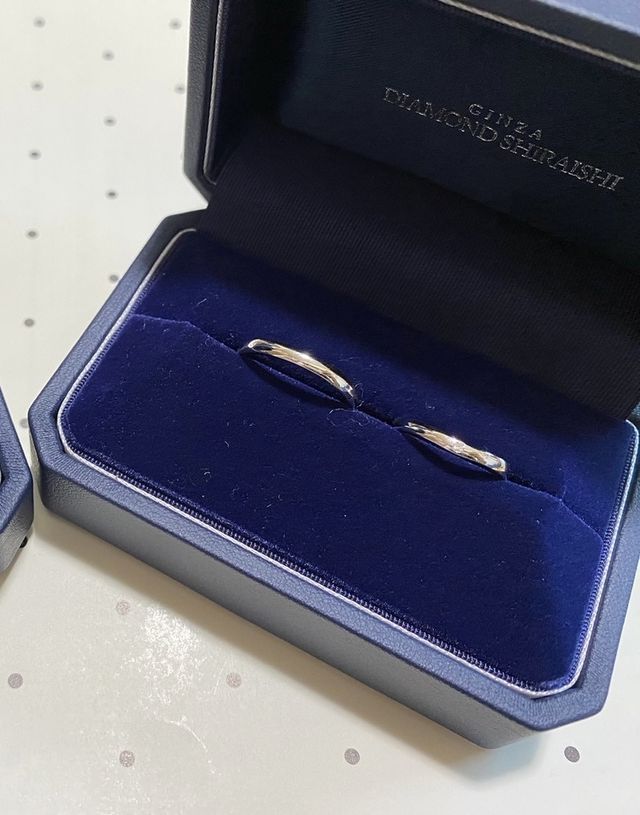 右が新婦，左が新郎です