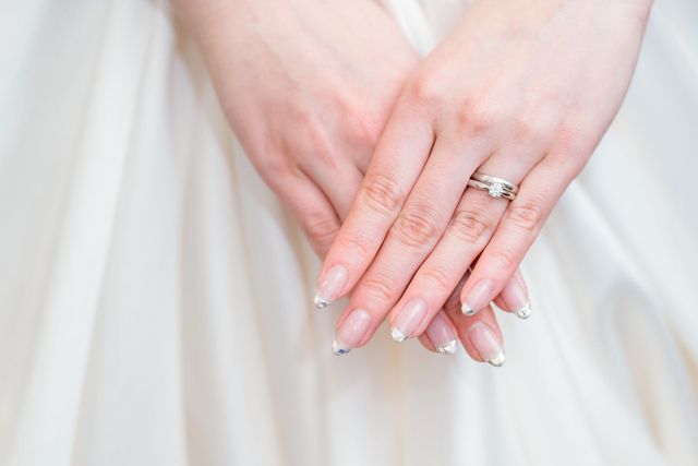 結婚式の写真です。結婚指輪と重ね付けしています。