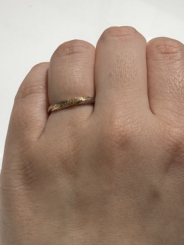 指輪をしている状態の写真です。