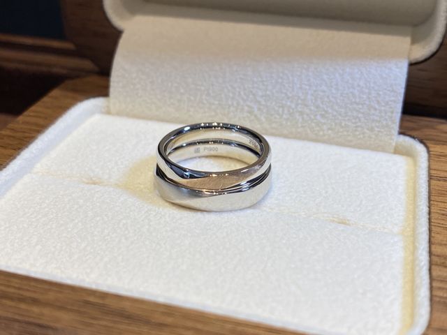 リングを重ねた時に繋がるデザイン