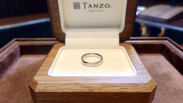 鍛造製の硬度が放つ黒さで重厚感が出ている。