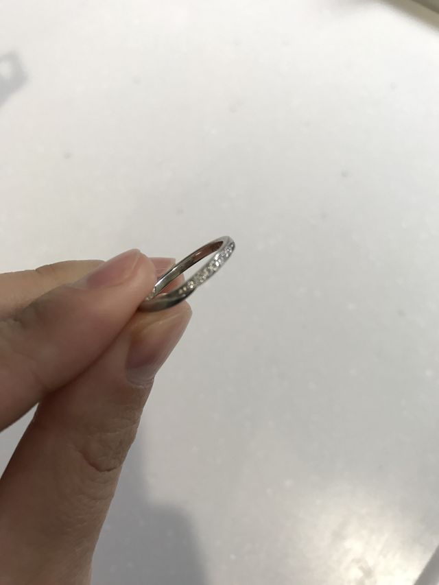 内側にサファイヤを入れてもらいました。