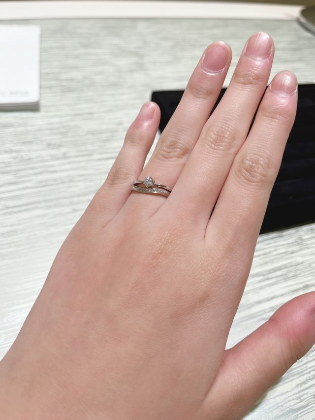 結婚指輪と婚約指輪の重ね付けです。
