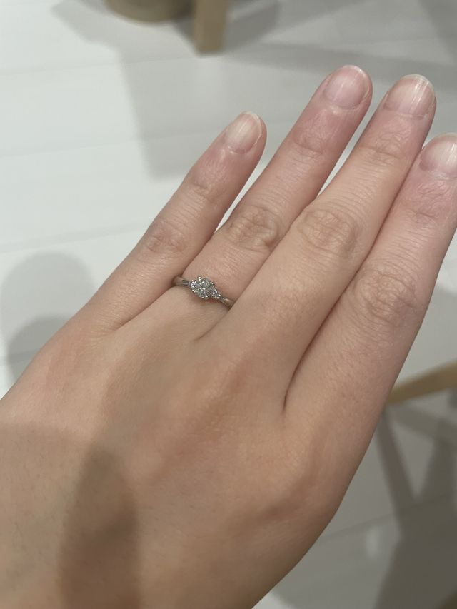 婚約指輪の着用写真