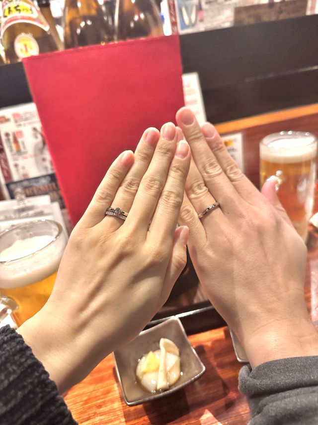 婚約指輪と重ね付けしても綺麗なデザインのものにしました