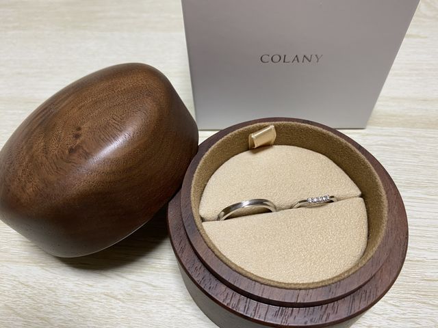 温かみのある木のケースに入っています。