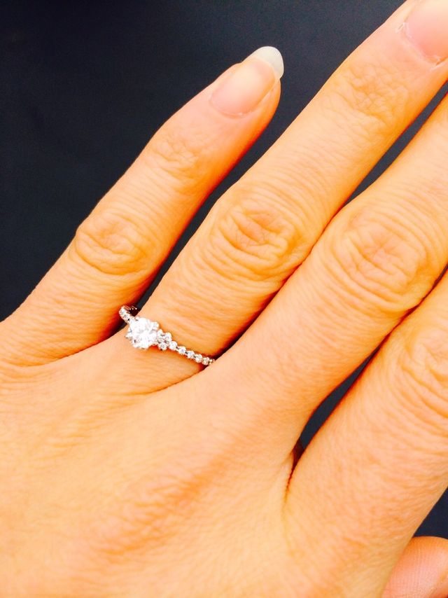 細めなので一粒ダイヤでも派手になりすぎないデザインです