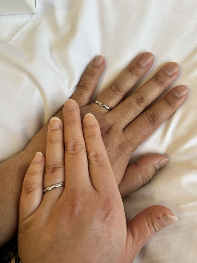 指輪を取りに行き、すぐ2人ではめ合いました。