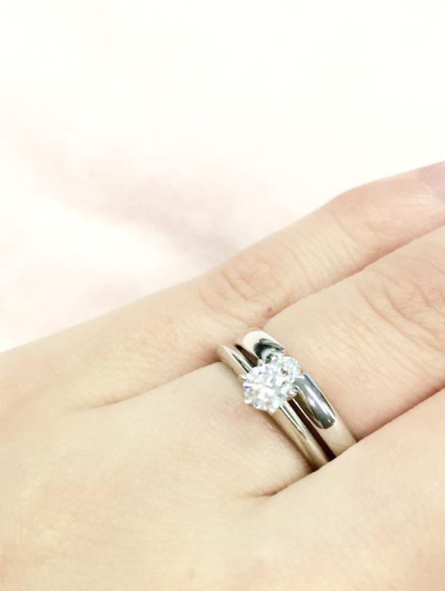 婚約指輪はティファニー。シンプル＆上品な組み合わせです。