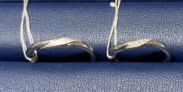 男性側は女性のダイヤと同位置にツヤ消し加工