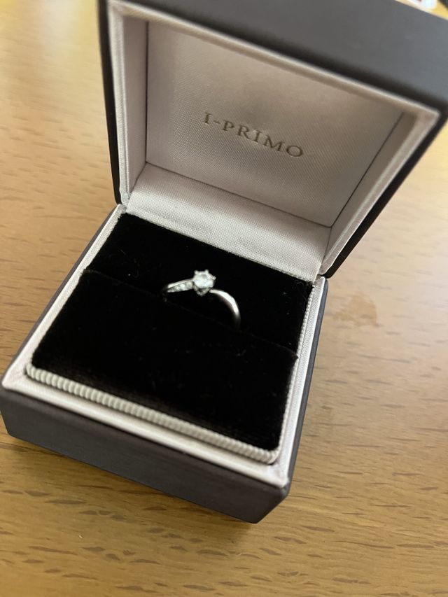 婚約指輪用のボックスとともに……