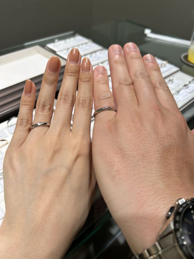 リングの真ん中にウェーブのくぼみと一石のダイアモンド