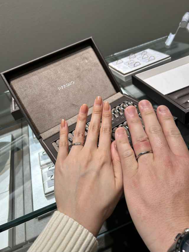 リングの真ん中にウェーブのくぼみと３つのダイア