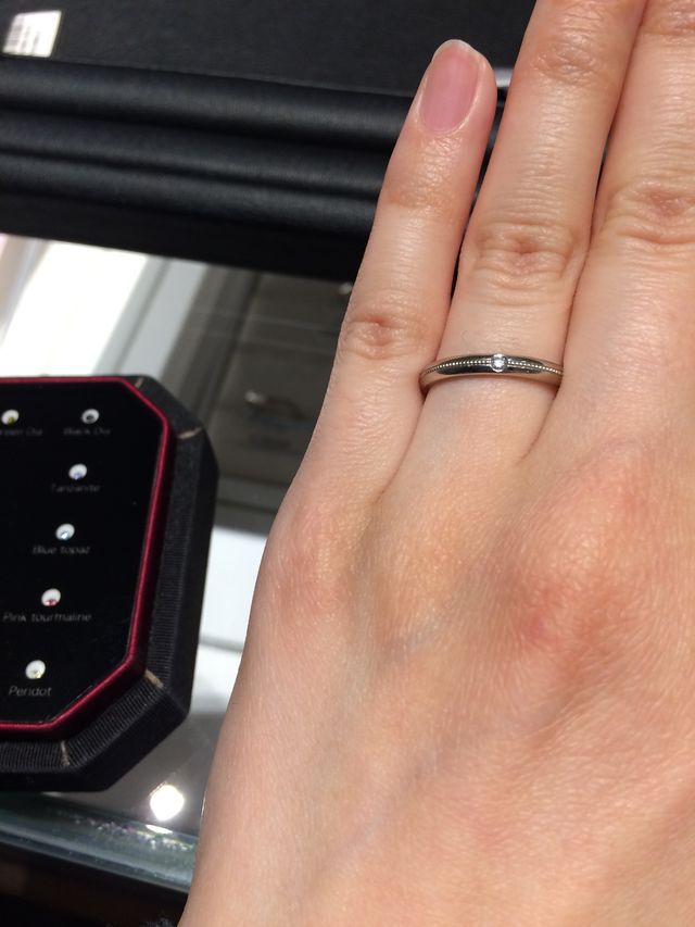 センターにミル打ちされていて、中央に一粒ダイヤがあります。