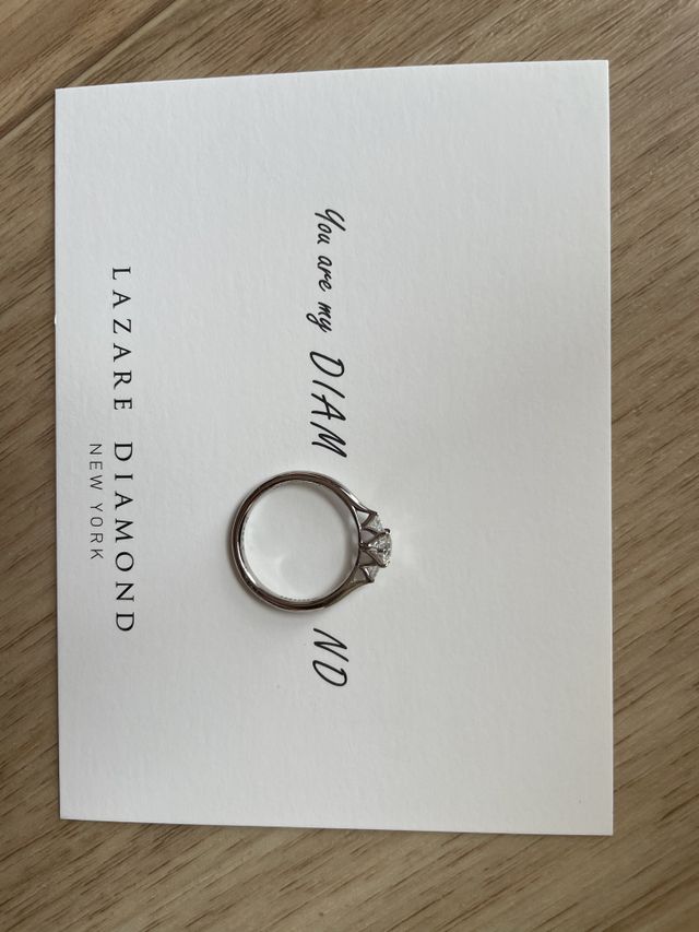 指輪のみです、頂いたメッセージカードの上で写真を撮りました。