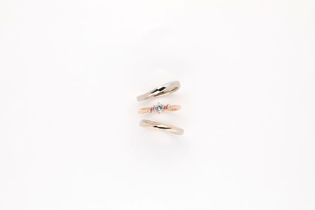 上下が結婚指輪、真ん中が婚約指輪です。