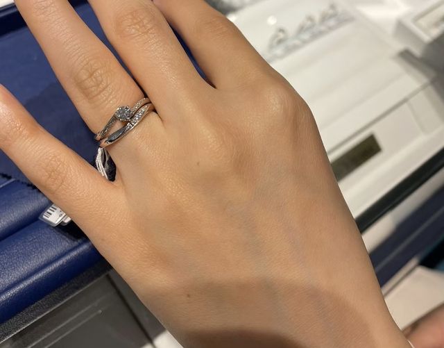結婚指輪と重ね付けで試着
