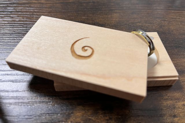 結婚指輪とその箱です。どちらも気に入った。