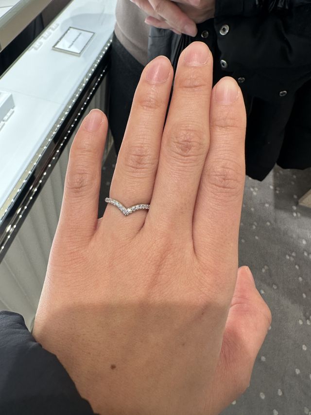 V字型の指輪です