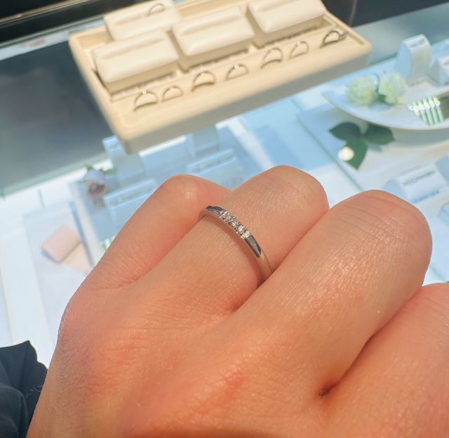 横並び ダイヤ3つのシンプルだけど可愛い指輪です