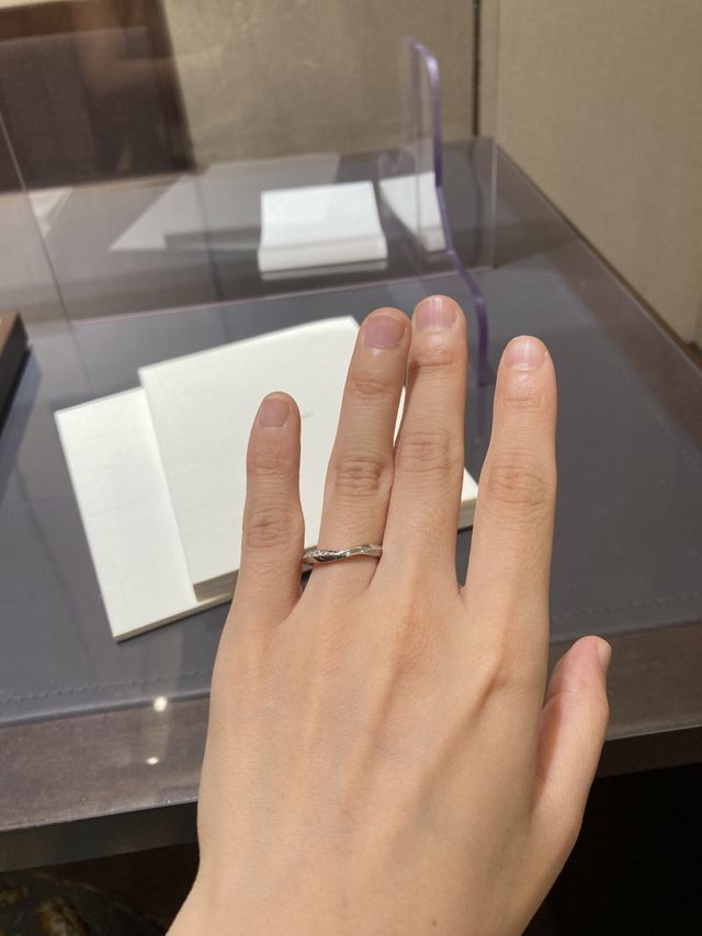 試着し、指の馴染み方や輝き具合を確認しているところ