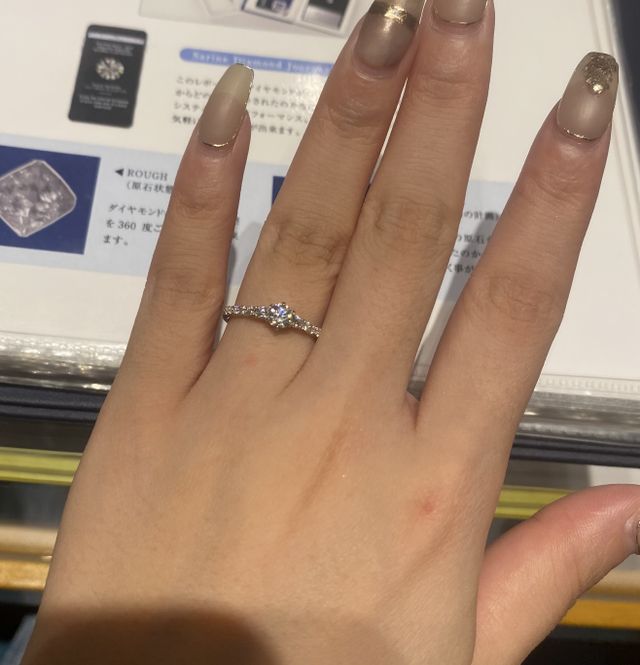 真ん中の大きなダイヤと小さくキラキラしたダイヤが特徴