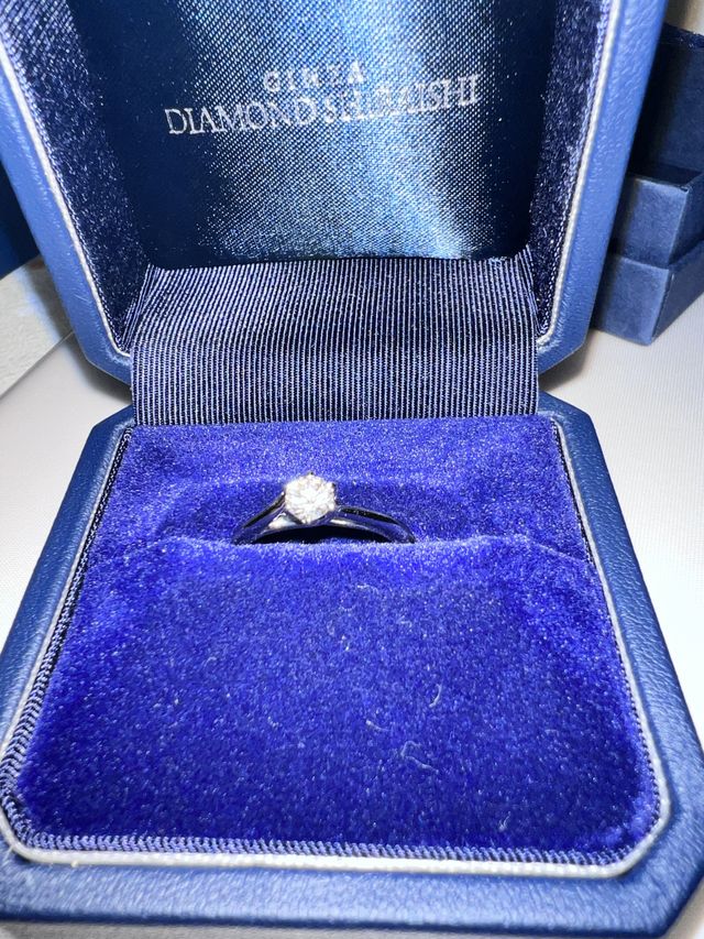 婚約指輪になります。