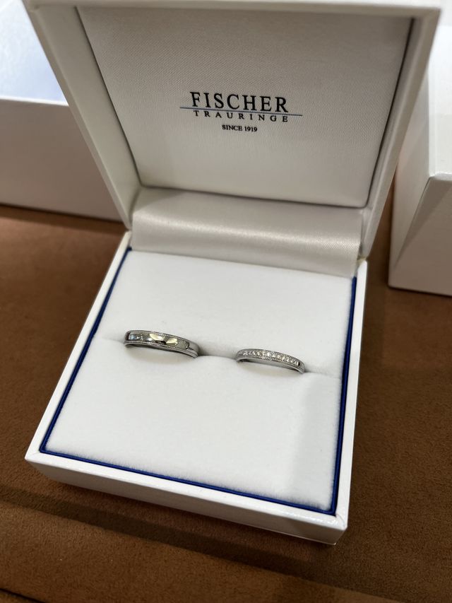 指輪を受け取った写真です。とても綺麗に輝いた理想的な物です