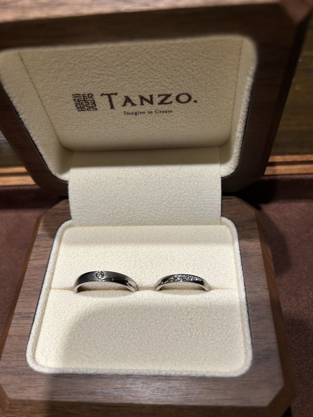 夫の誕生石であるペリドット色に加工したダイヤをのせました。