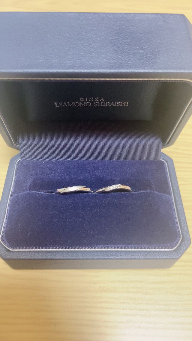 
男性用の指輪にはマット加工をしておりよりペア感が出ました。